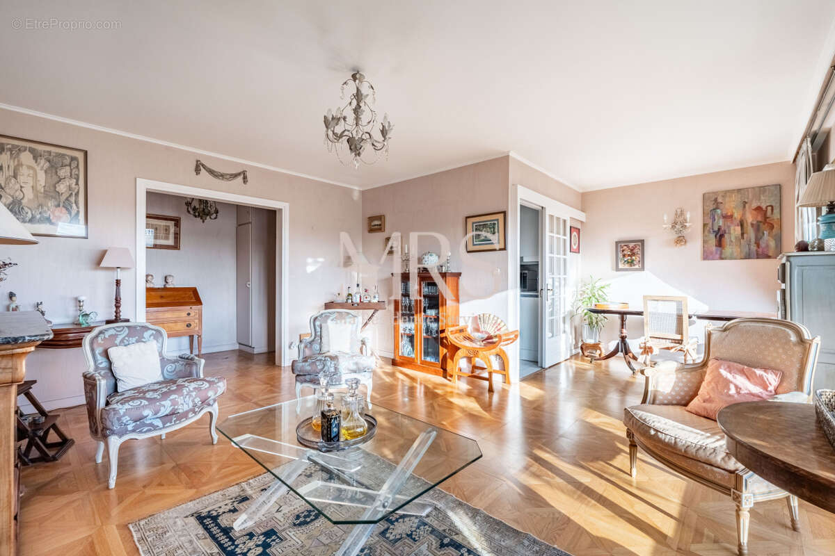 Appartement à PARIS-16E