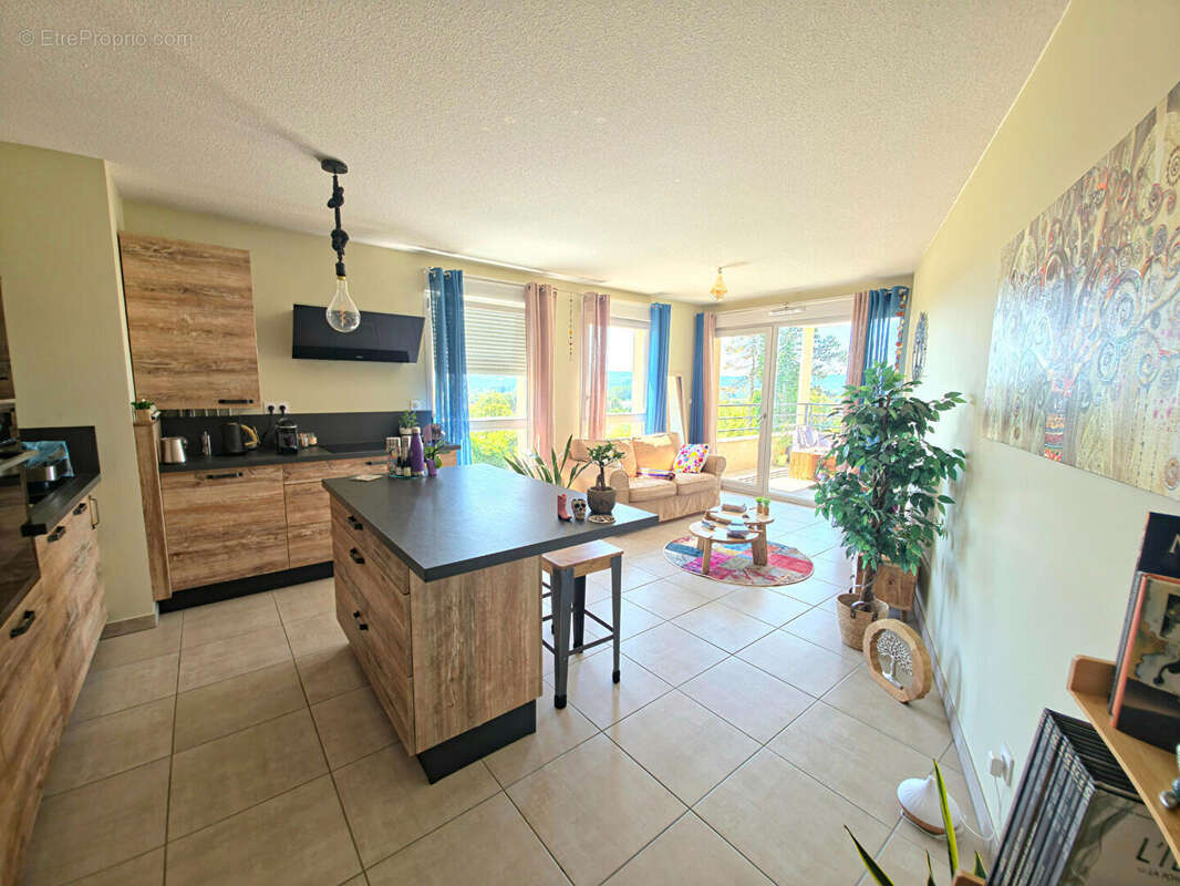 FRONTONAS CENTRE Superbe appartement avec terrasse et vue dégagée ! - photo 5