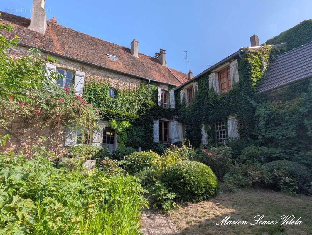 Grande maison de caractère avec jardin intimiste et grange - photo 2