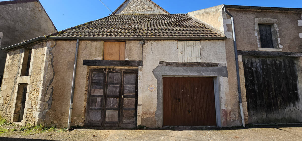 Parking à COULANGES-SUR-YONNE