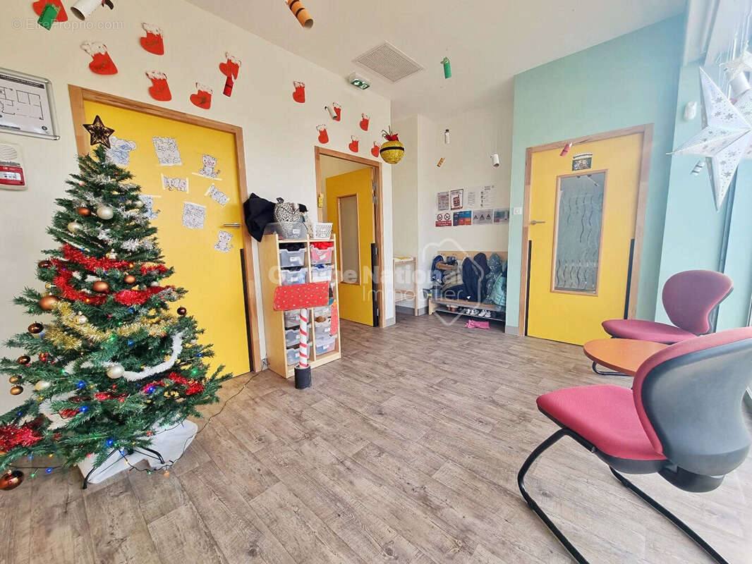 Local commercial (180m²) - Miramas - photo 4