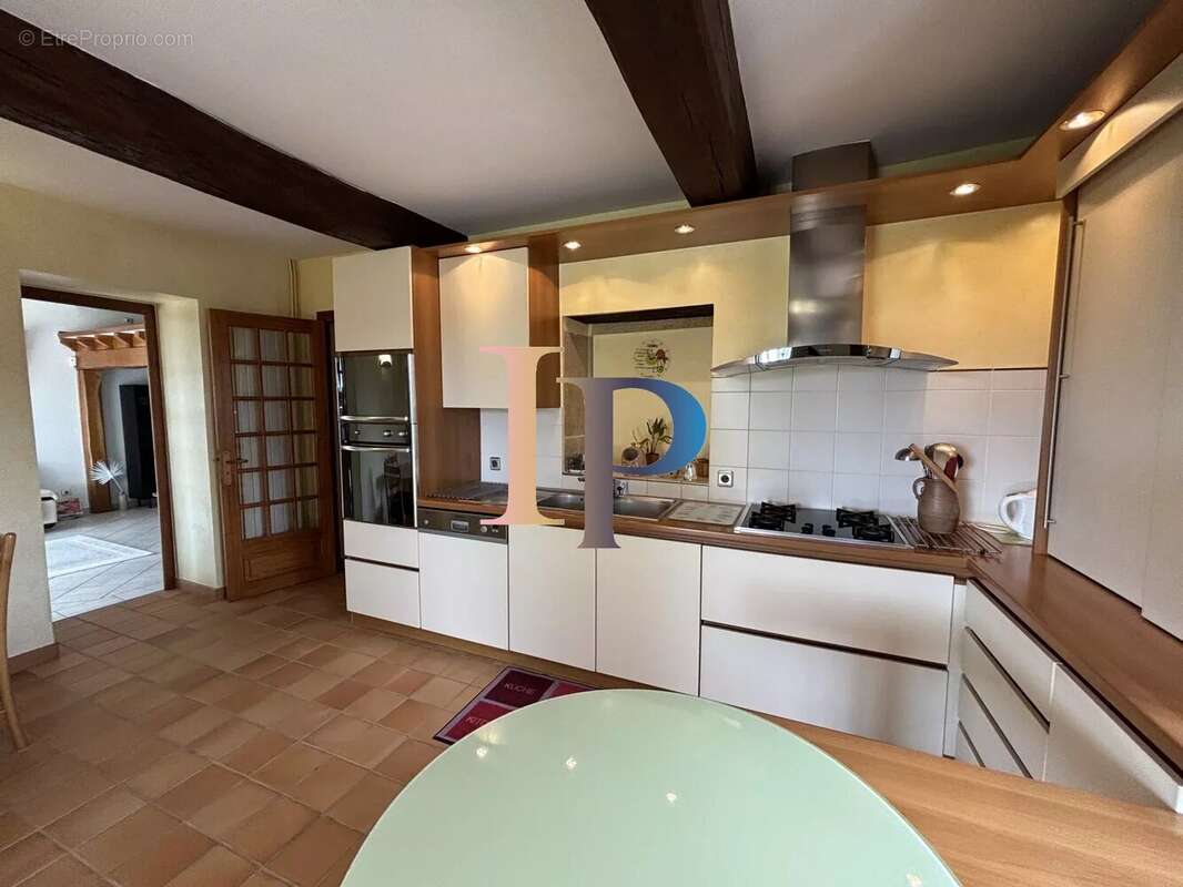 Maison à POUILLY-SOUS-CHARLIEU