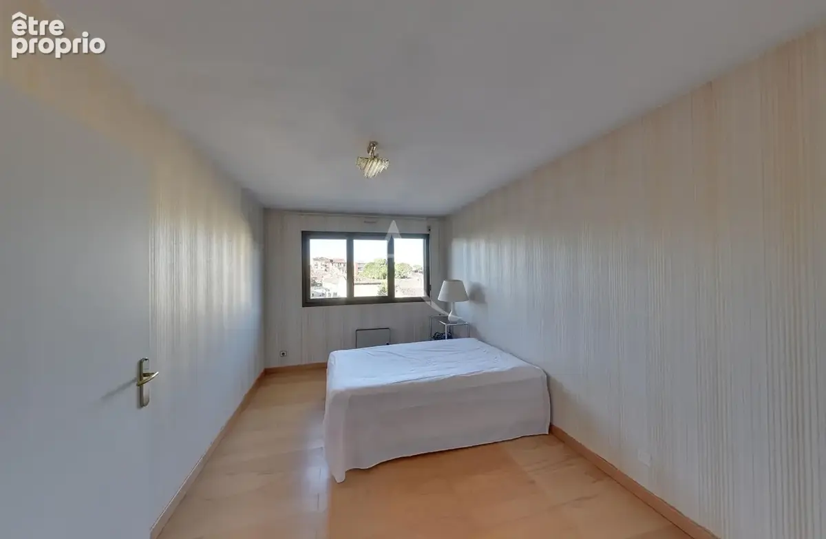 MONTAUBAN, centre ville, T4 traversant, ascenseur au palier, garage, loggia - photo 5