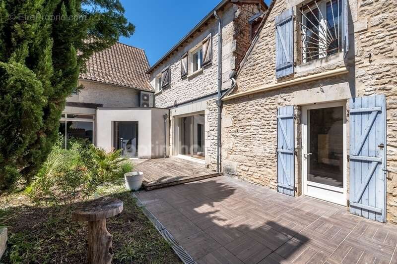 Maison en pierre 6 pièces sur la commune de MAYAC (24) - photo 2