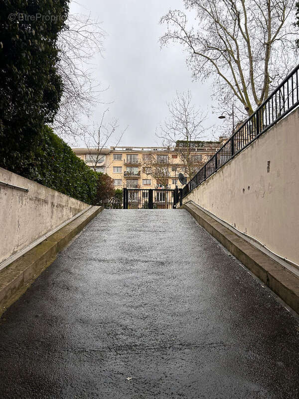 Parking à NEUILLY-SUR-SEINE