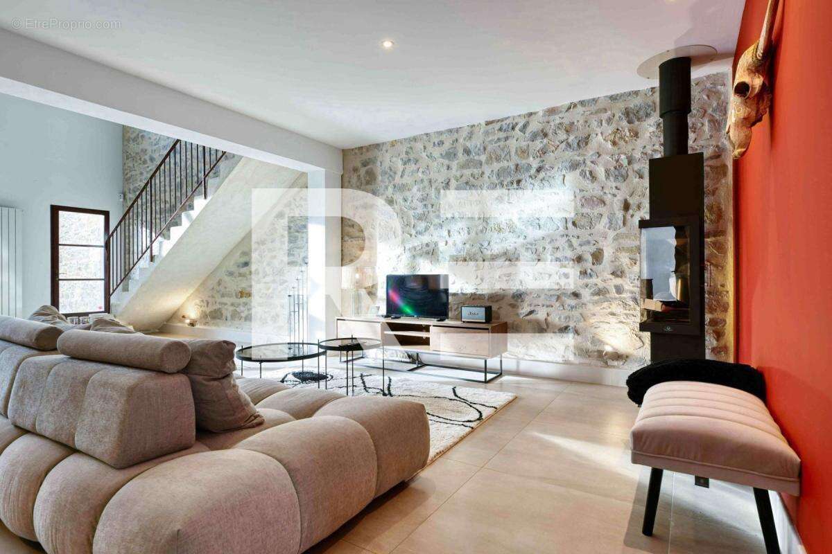 Splendide chai réhabilité de 166m2, piscine, double garage - photo 4
