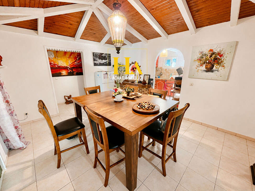 Maison Saint Joseph   -  Centre-Ville  - 4 pièces 111.8 m2 - photo 2