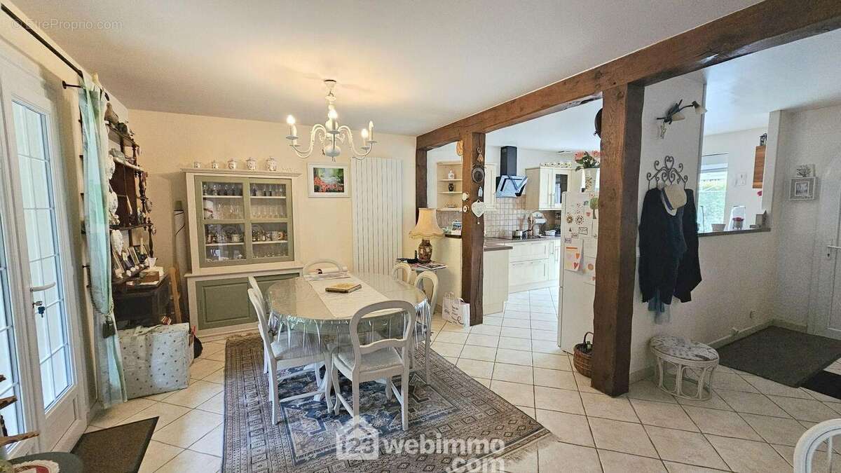 Une vue d&#039;ensemble de la salle à manger avec la cuisine.. - Maison à SAINT-FARGEAU-PONTHIERRY