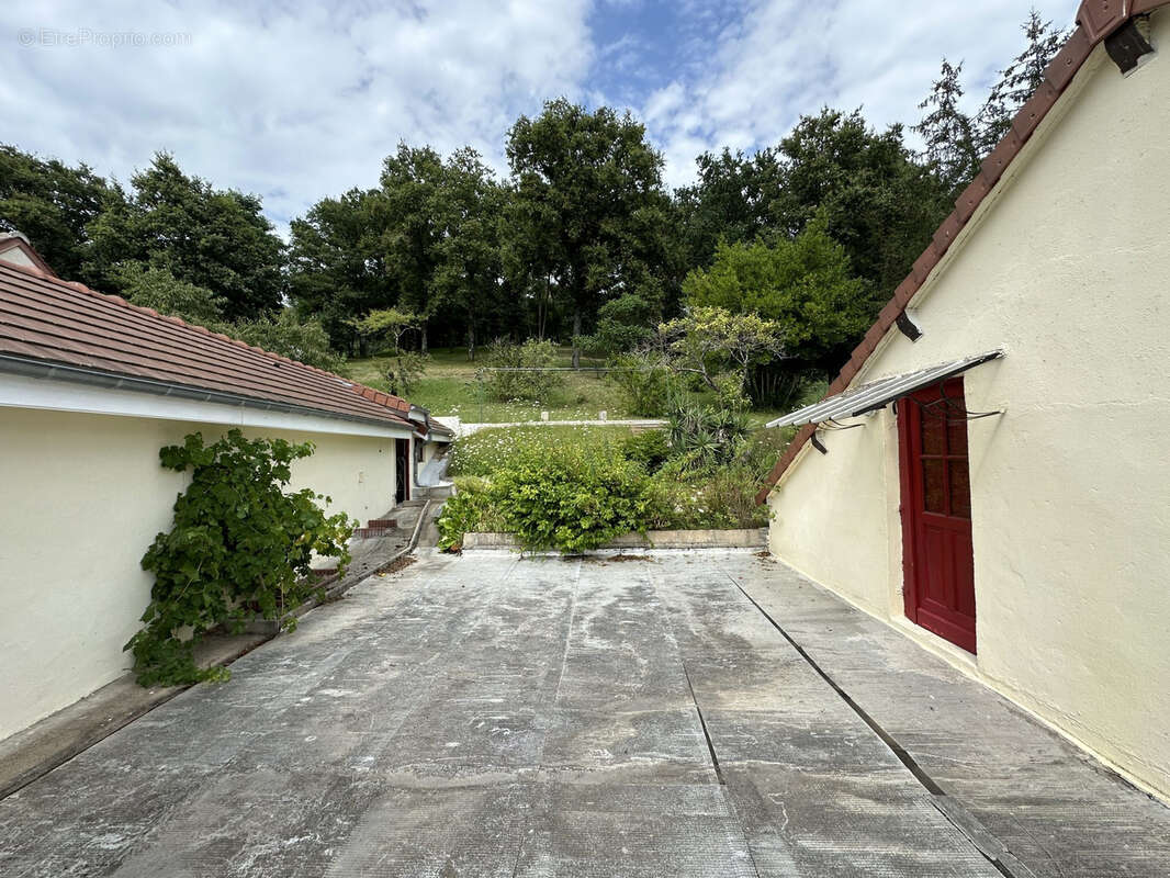 Superbe propriété Type 8 dépendances de 200 m2 sur 4100 m2 de terrain - photo 18