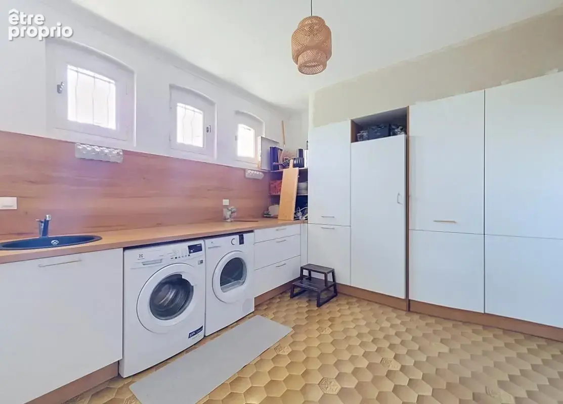 Maison - 4 Chambres - Possibilité 5 - Bureau - Sous sol complet - Garage - Piscine - Jardin - Magnifique vue - photo 17