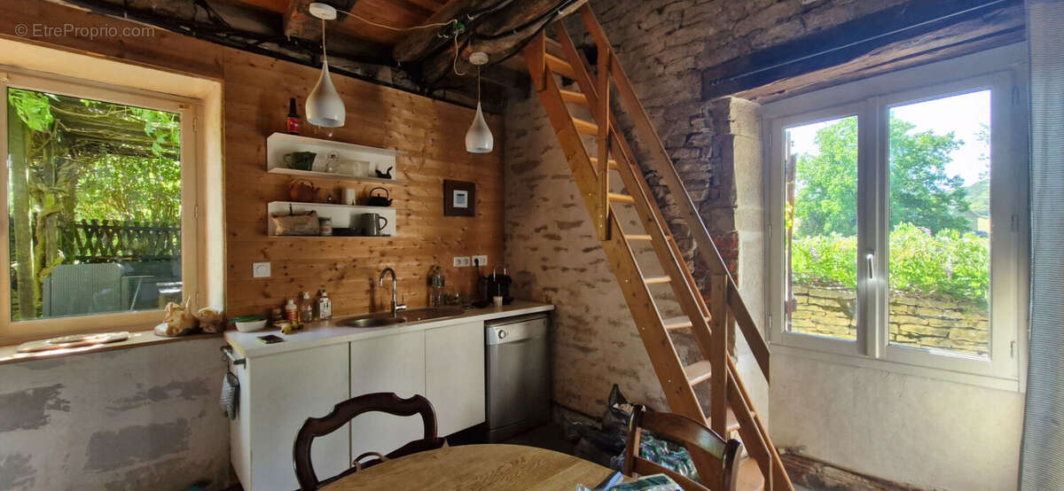 Maison en pierre de caractère à rénover . Un véritable coup de coeur pour les amoureux de l'authenticité ! - photo 4