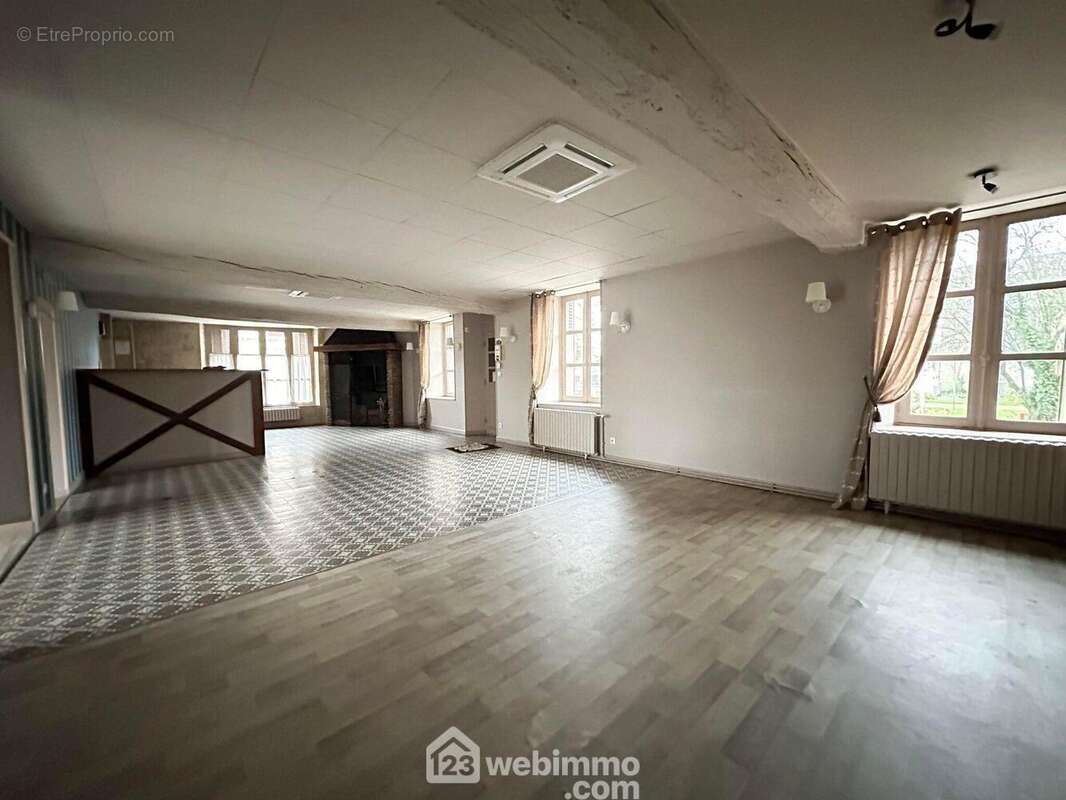 Voici la salle de 84 m²