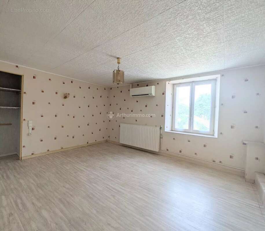 Maison à NEUFCHATEAU