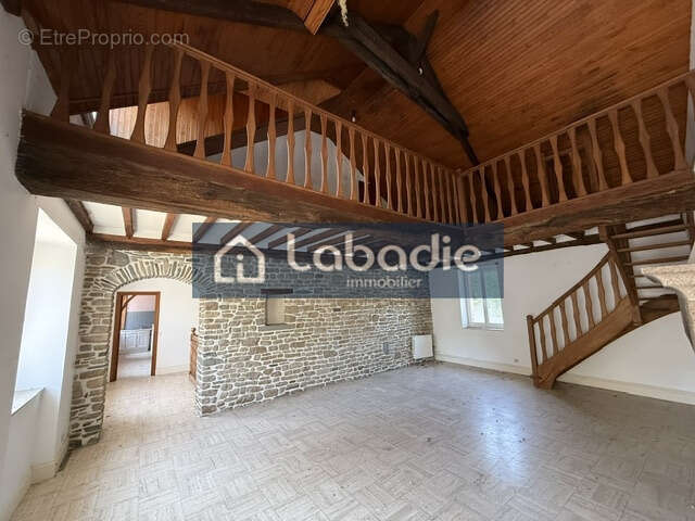 Maison en pierre proche du centre ville avec grand espace de stockage. - photo 3