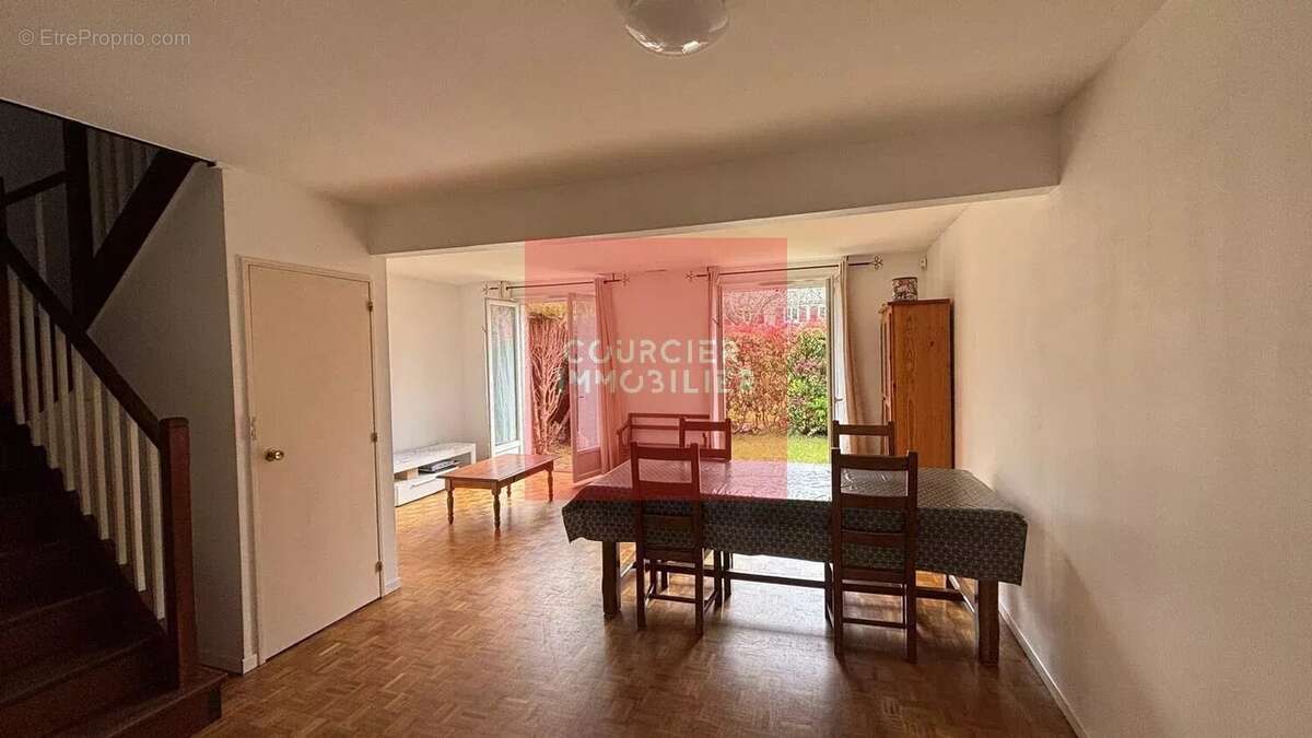 Maison à LE MESNIL-SAINT-DENIS