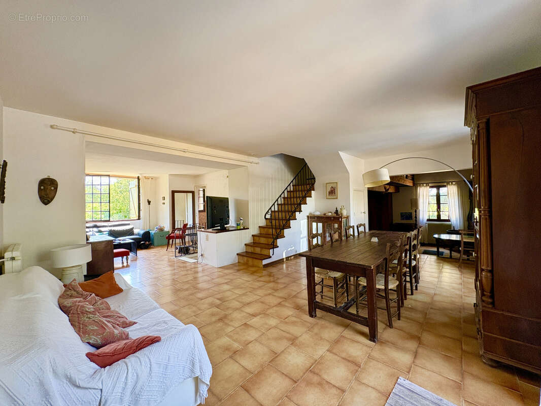 Propriété de caractère d'environ 185m2 sur près de 2 hectares avec piscine, tennis et maison indépendante - photo 3