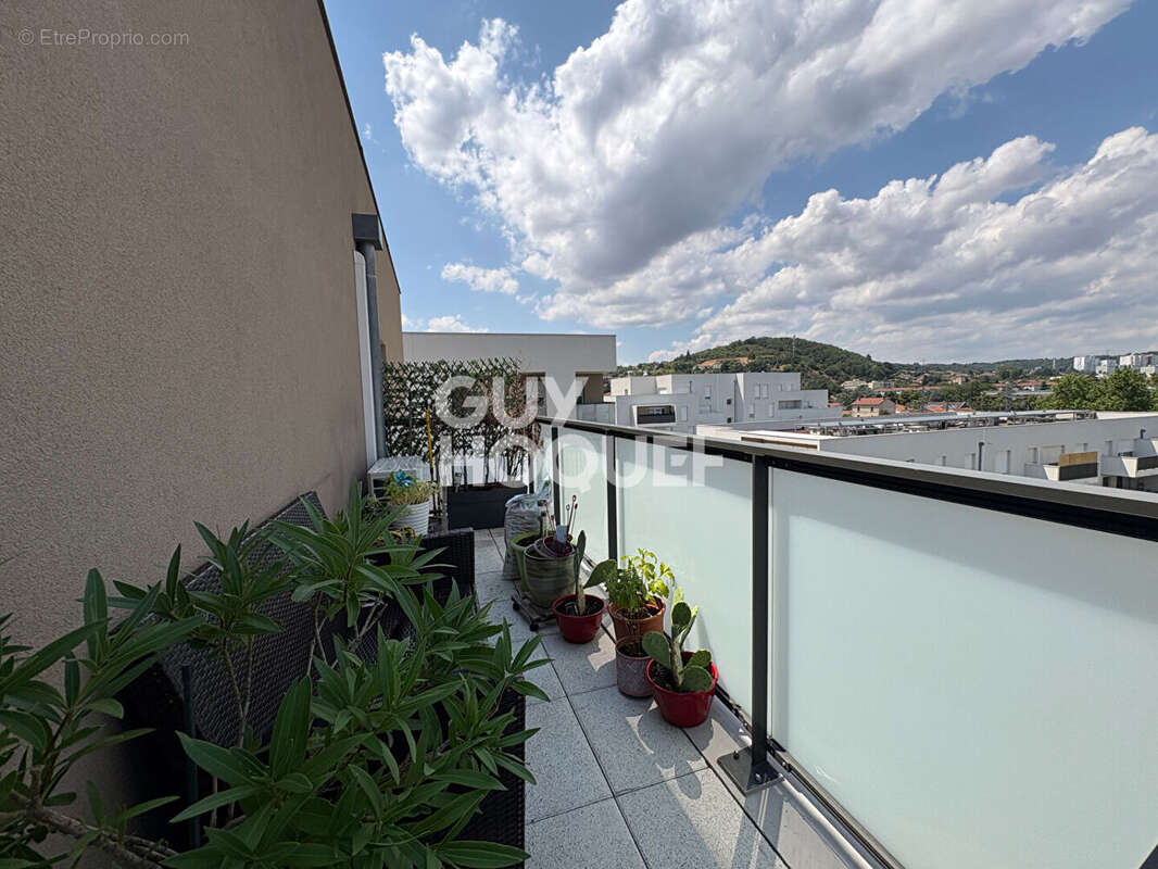 Dernier étage : T5 récent de 97 m² avec terrasse, climatisation et 2 garages - photo 17