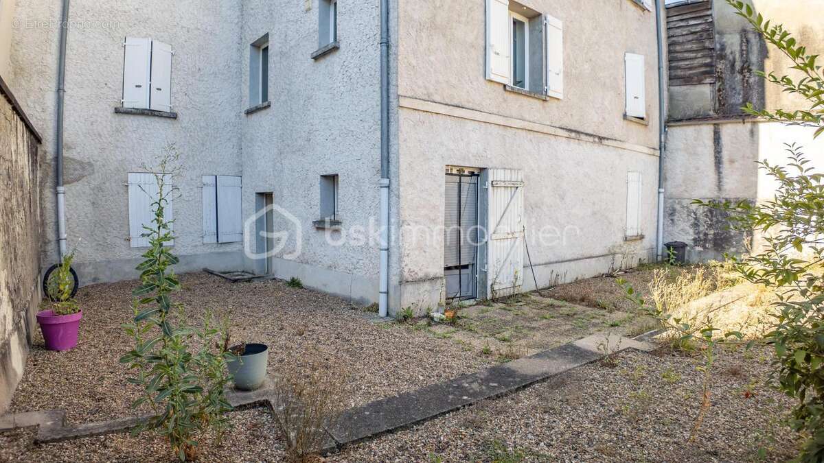 Magnifique appartement 3 pièces, spacieux (88 m²), entièrement rénové dans une résidence sécurisée (avec ascenseur, cour collect - photo 20