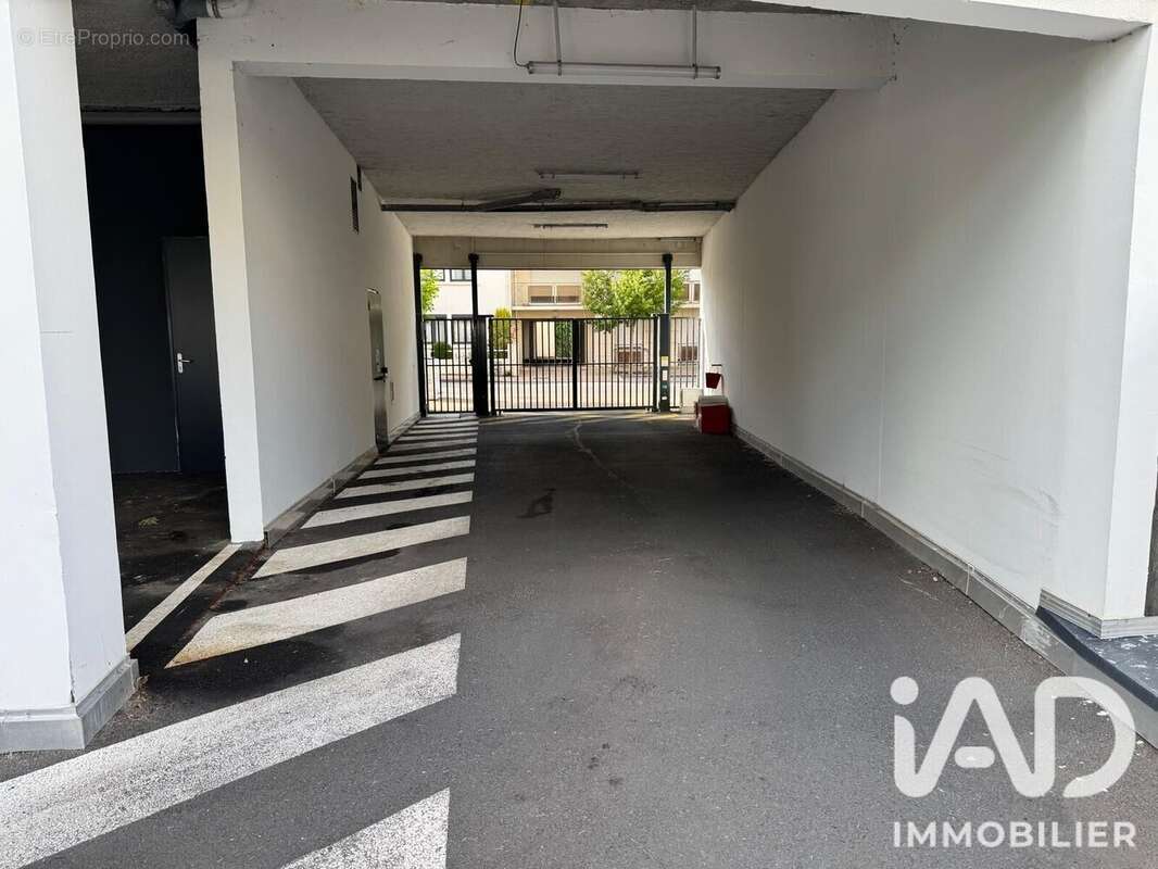 Parking 13 m² à Saint-Sebastien-Sur-Loire  - photo 6