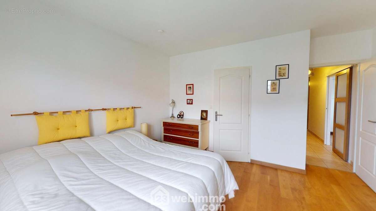 Chambre donnant sur la salle de bain avec douche. - Maison à SAINT-VINCENT-SUR-JARD