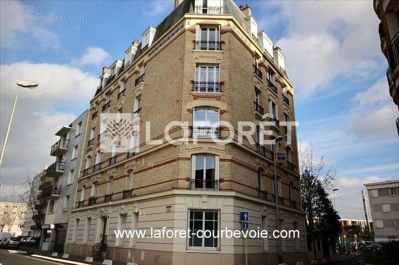 Appartement à COURBEVOIE