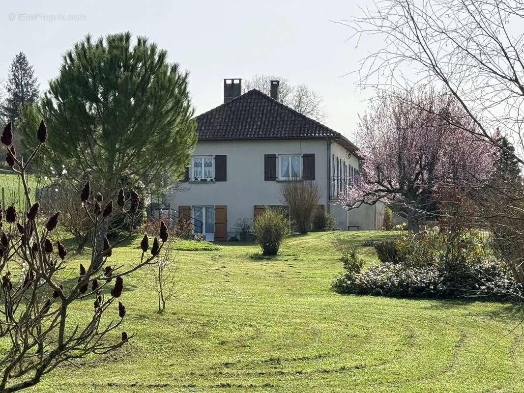 Maison à LA ROCHEBEAUCOURT-ET-ARGENTINE
