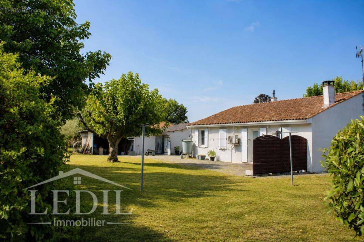 Maison de plain-pied avec 3 500 m² de terrain, dépendances et cadre de vie privilégié - photo 8