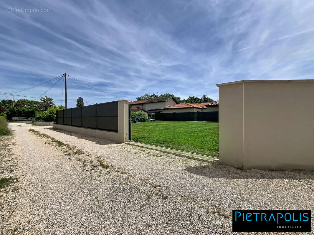 Terrain 565 m² à Sainte-Euphemie  - photo 2