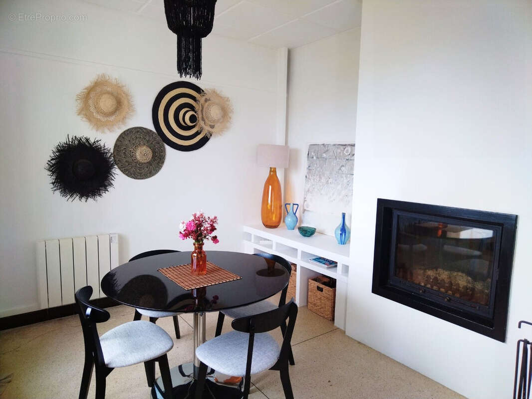 salle à manger, cheminée - Maison à SAINTE-MAXIME