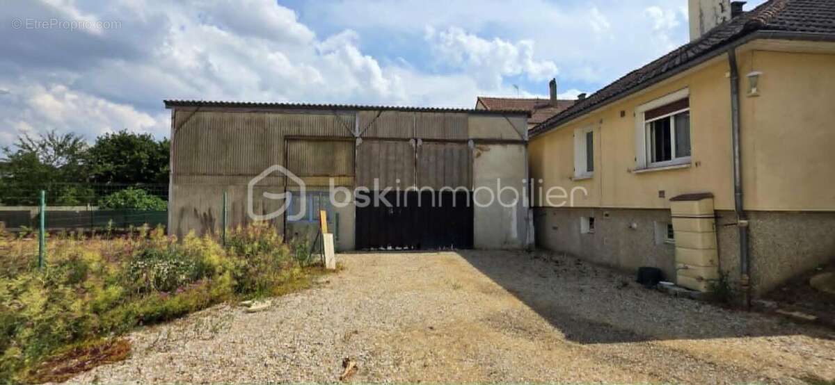 Pavillon familial 4 chambres – Garage exceptionnel de 100 m² et sous-sol – Gare de Sens à deux pas qui mène à Paris en 54 min ! - photo 13