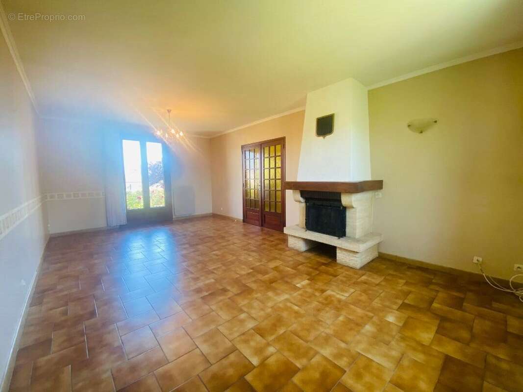 A vendre à la Chapelaude - Maison 4 chambres sur sous/sol semi-enterrée avec garage pour 2 vl - photo 3
