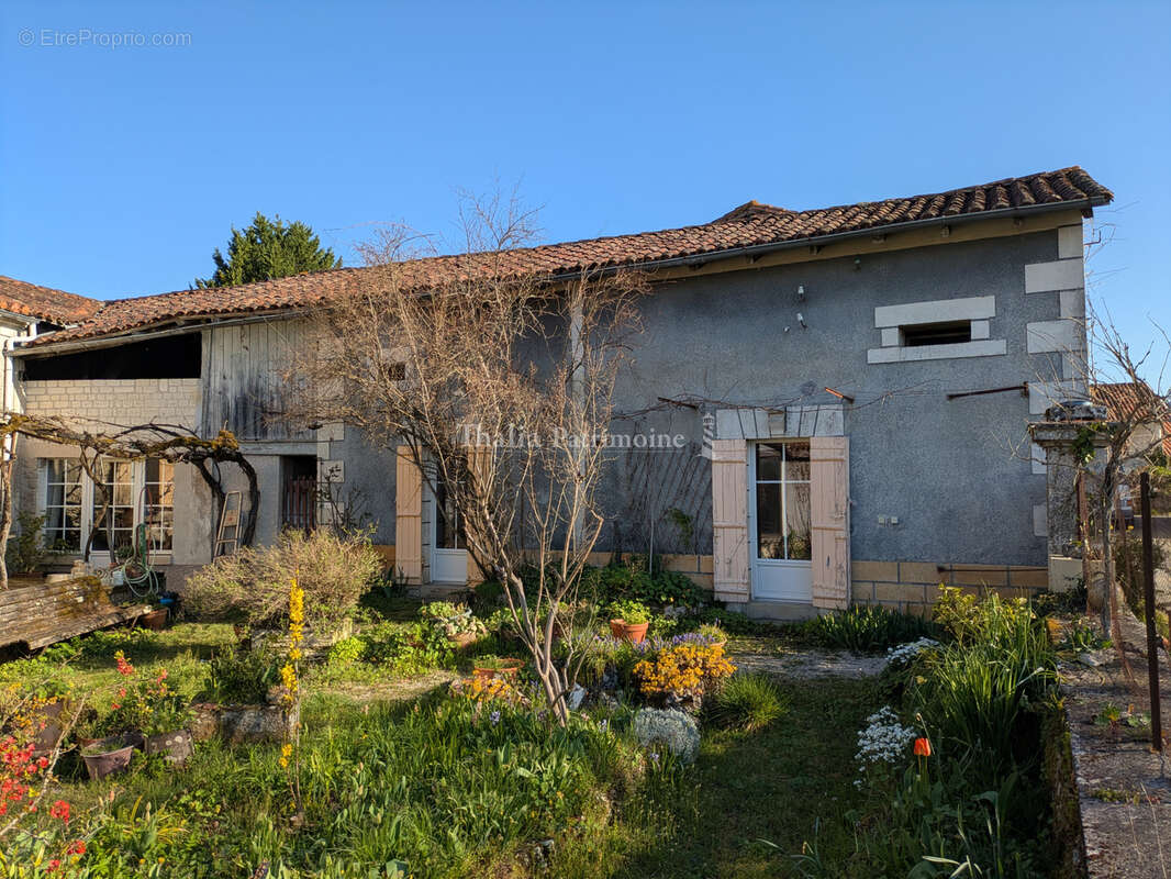 Maison à PAUSSAC-ET-SAINT-VIVIEN
