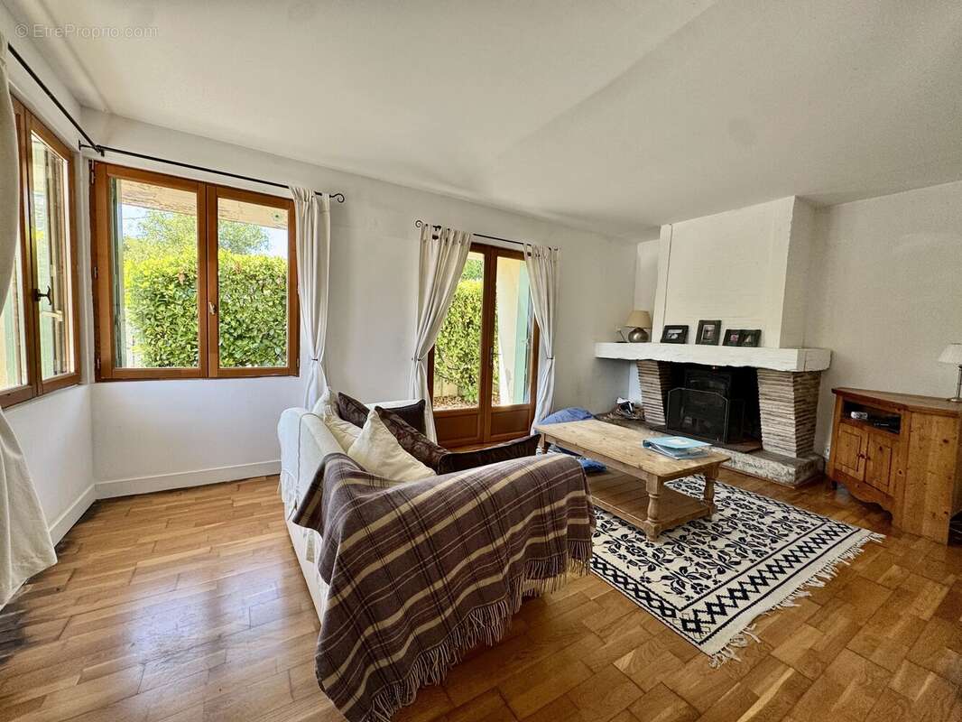 Charmante propriété en pierre avec un potentiel d'investissement avec une piscine - photo 14