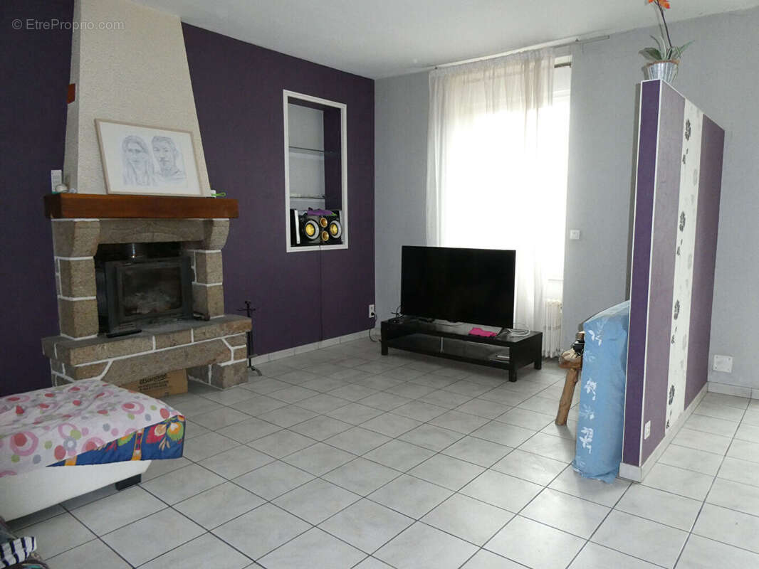 Maison à AMBRIERES-LES-VALLEES