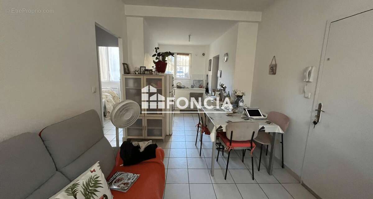 Saint-Chaptes - Immeuble de rapport avec local commercial et 4 appartements loués - photo 2