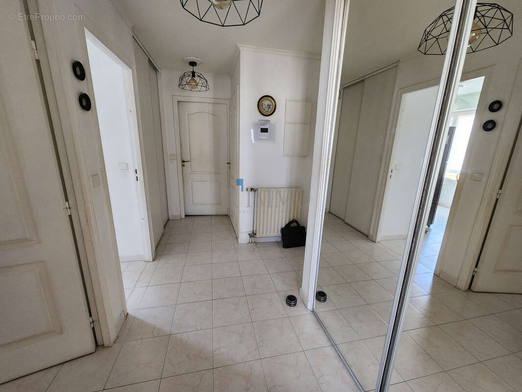 St raphael centre ville - t2 54m2 + garage et cave - photo 12