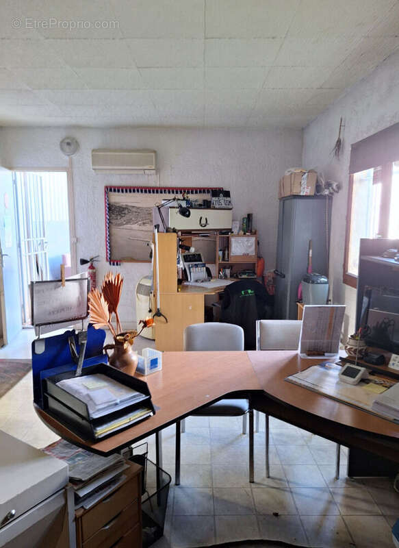 Commerce à VIC-LA-GARDIOLE