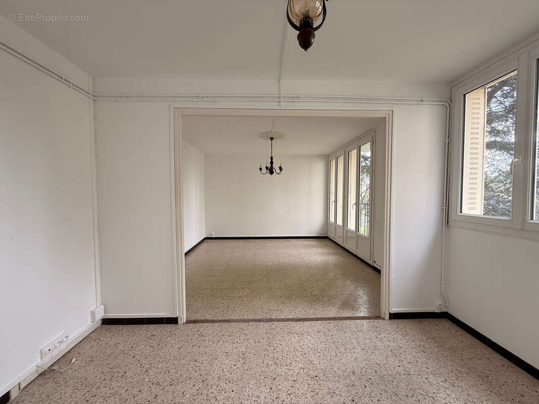 Appartement à BAGNOLS-SUR-CEZE