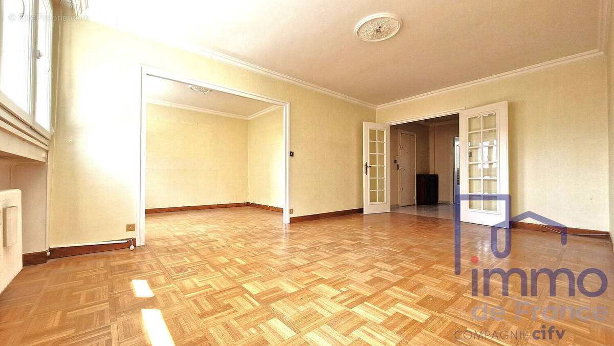 pièce de vie - Appartement à SAINT-ETIENNE