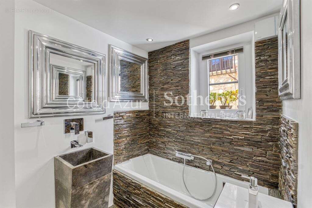 Maison à CHATEAUNEUF-GRASSE