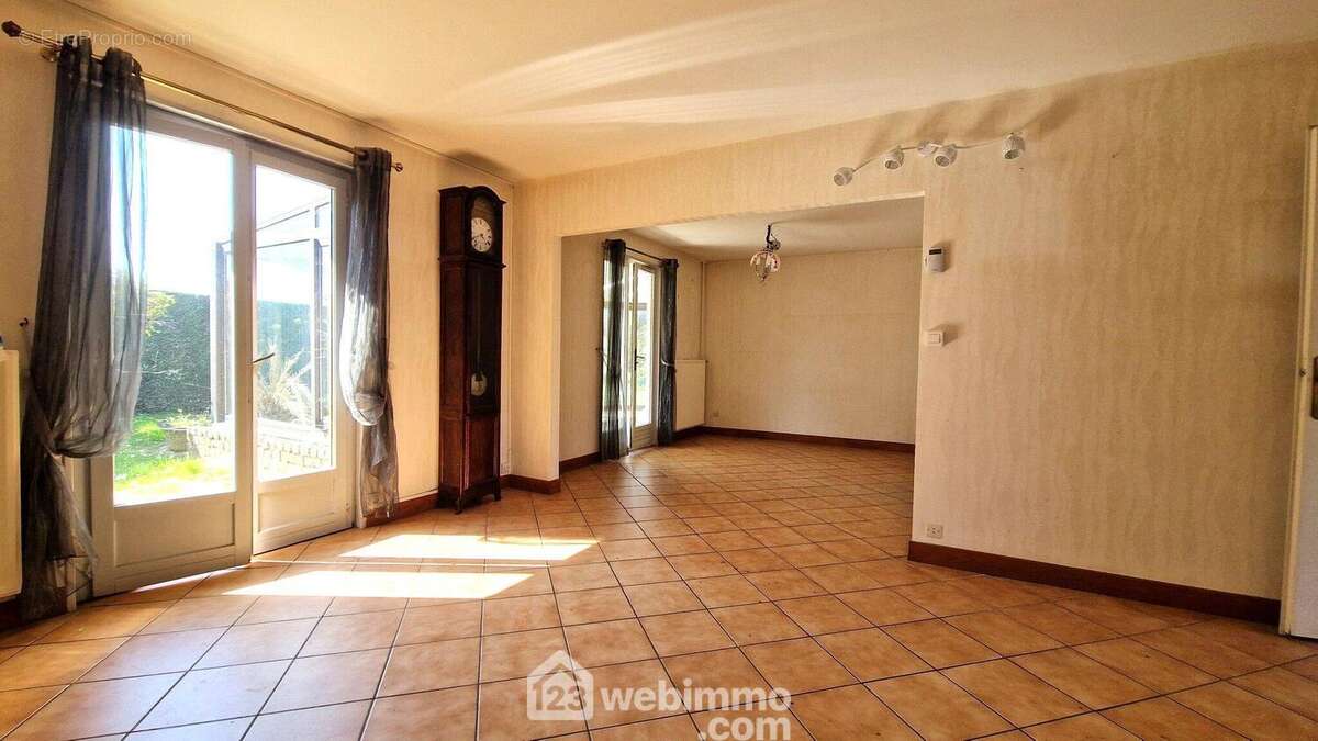 A ses côtés, un double séjour de 31 m² - Maison à CHAMBRY