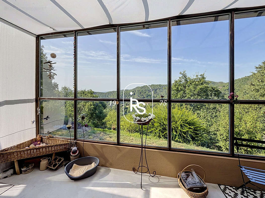 Maison contemporaine  de 112 m2 habitables avec dépendance 38 m2, vue panoramique et terrain de 4295 m2. - photo 4