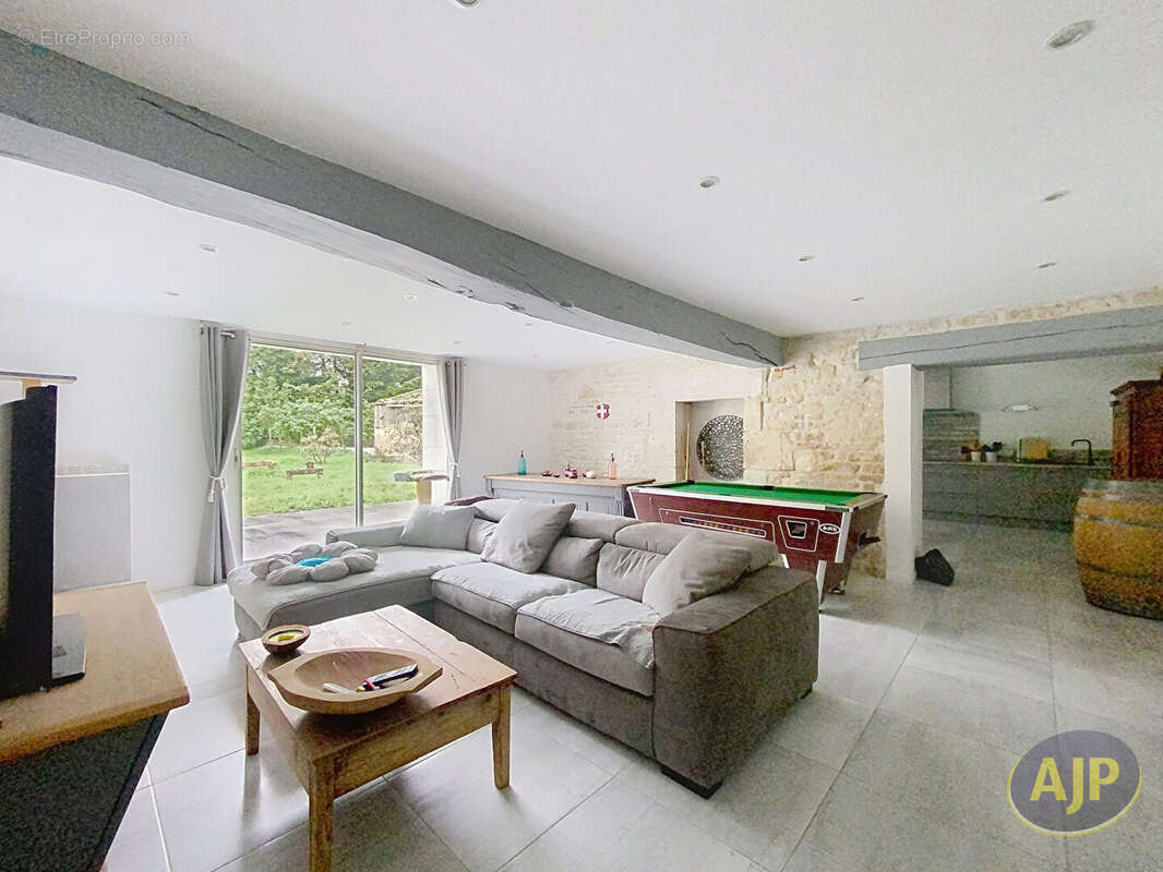 Maison à LES MAGNILS-REIGNIERS