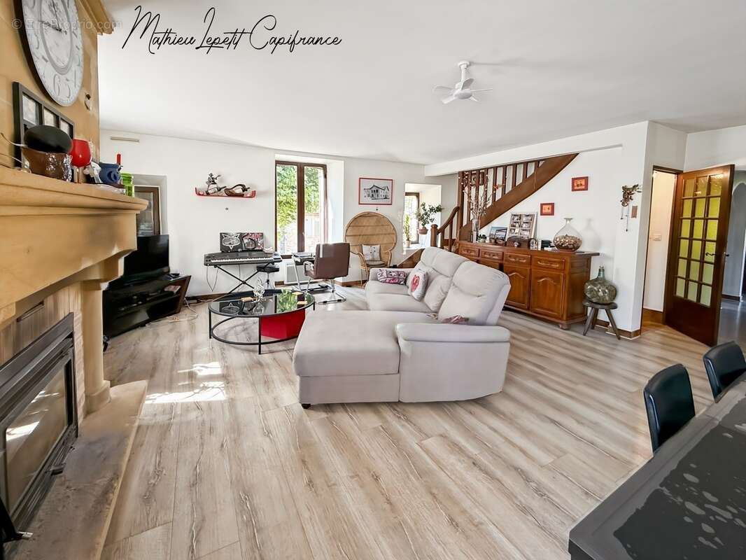A vendre Maison en pierre de caractère de 240 m², pigeonnier, ancien séchoir à tabac et terrain clos de 2 065 m² – Lalinde 24150 - photo 7