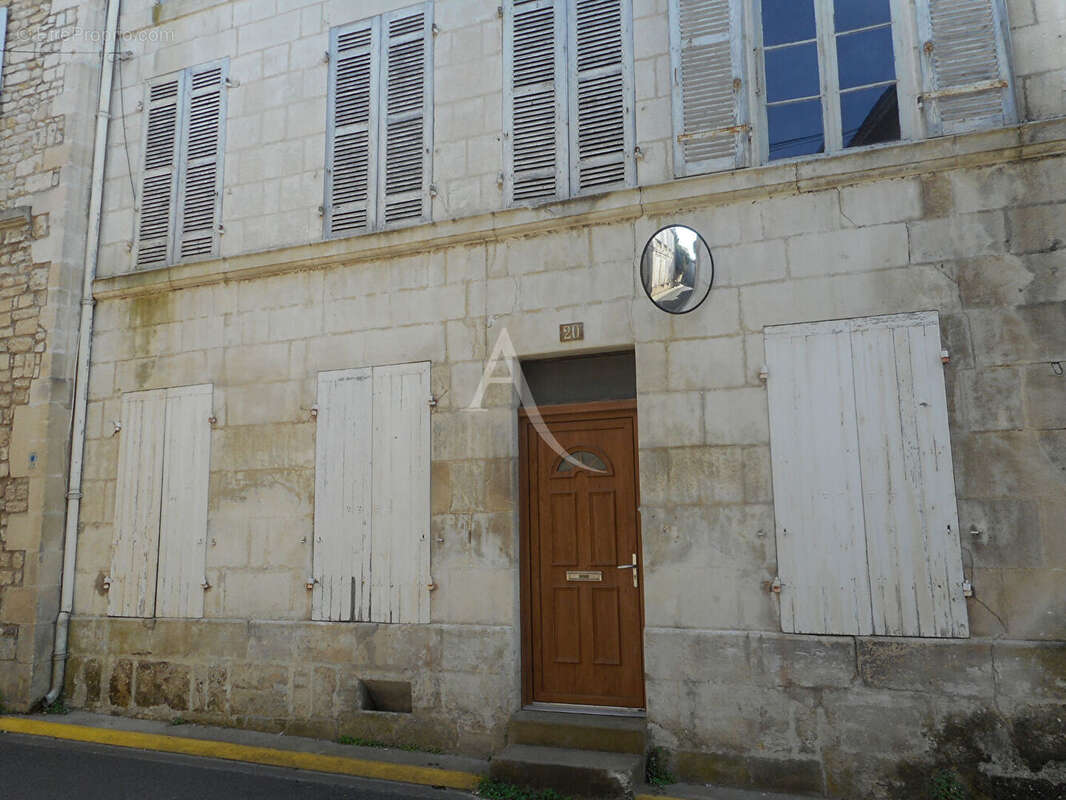 Appartement à SAINT-JEAN-D'ANGELY