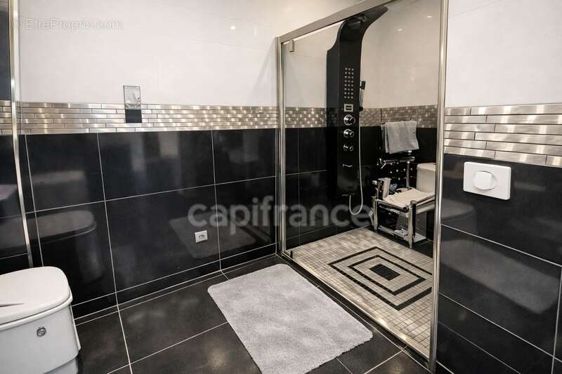  SÈTE – Quai Aspirant Herber  T3 entièrement rénové avec balcon et cave. Un emplacement recherché, un appartement clé en main… i - photo 6