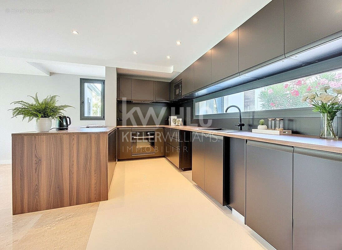 Maison 208 m² à Biot  - photo 3