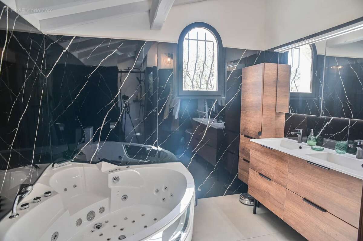 Maison à ROQUEFORT-LES-PINS