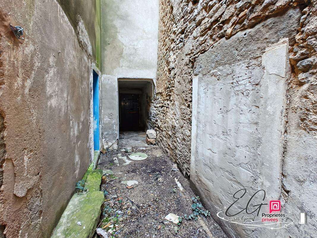 Laure Minervois,  Projet de rénovation : maison de village avec extérieur et garage - photo 15