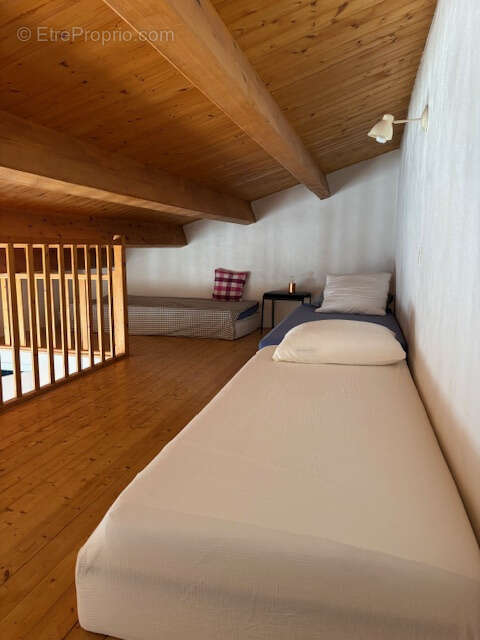 Pied à Terre avec petite cour pavée à 2 pas des commerces de St Sauveur. - photo 10